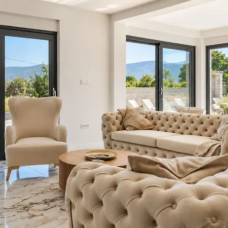 Villa Luxury Noel By Guide