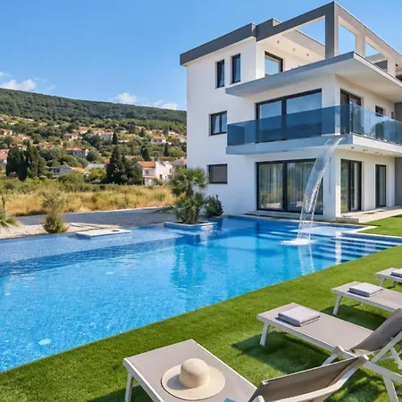 Villa Luxury Noel By Guide *