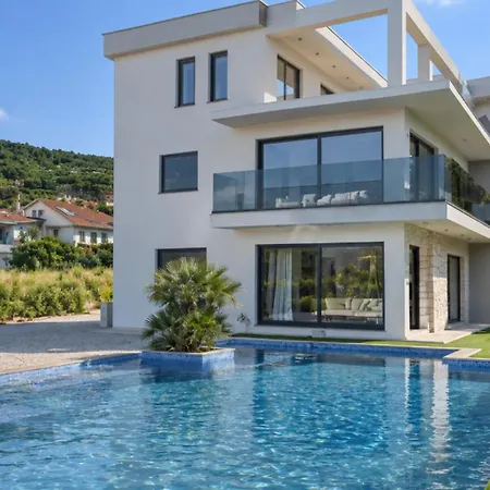 Villa Luxury Noel By Guide